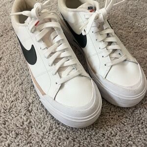 Nike Court Legacy Lift
Women's Shoes in SZ 9